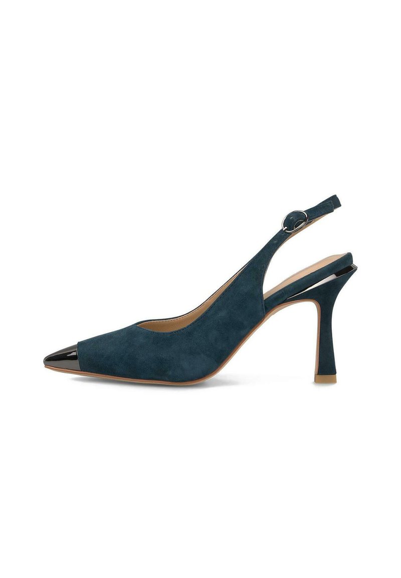 Zapato de ante color azul verdoso con punta afilada y acento negro brillante. Presenta un tacón delgado y una correa ajustable.