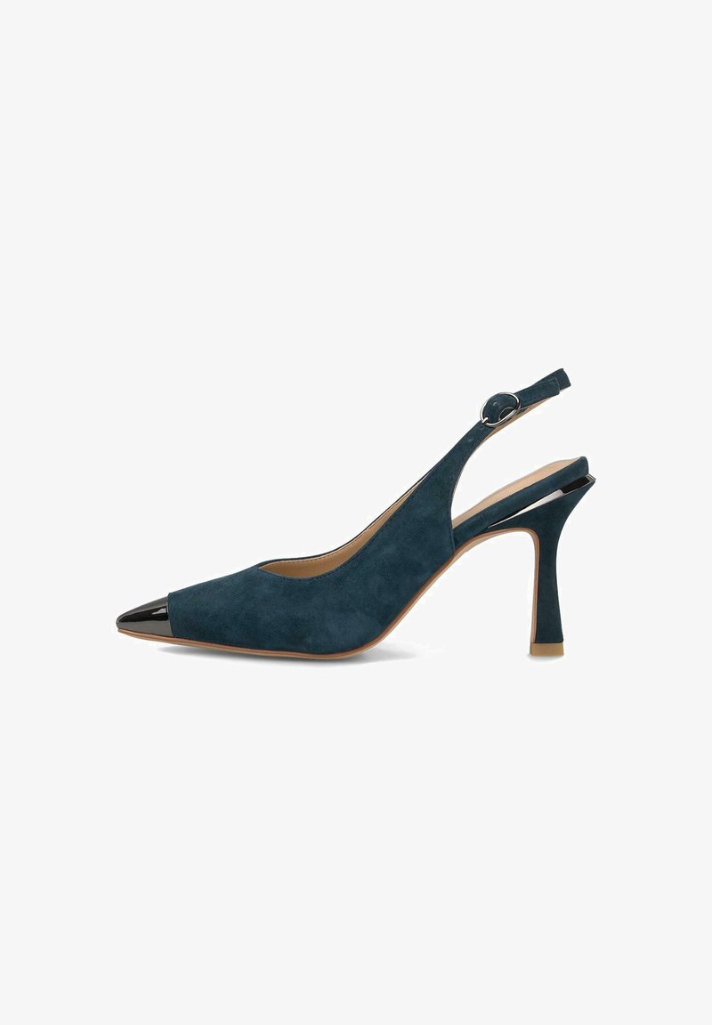 Zapato de ante color azul verdoso con punta afilada y acento negro brillante. Presenta un tacón delgado y una correa ajustable.