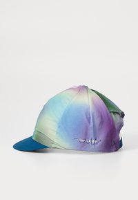 Bunte Fahrradkappe mit einem Farbverlauf-Muster in Lila, Grün und Blau. Besitzt ein blaues Schild und ein gesticktes Logo an der Seite.