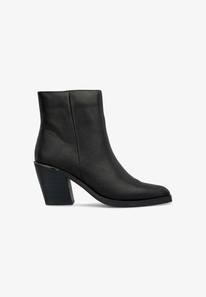 SchwarzerKnöchelstiefel, aus glattem Leder. Mit einer spitzen Zehe, blockabsatz und minimalistischem Design. Keine sichtbaren Muster oder Akzente.