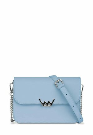 Světle modrá koženková crossbody taška s nastavitelným popruhem, stříbrným kováním a dekorativní trojúhelníkovou sponou vpředu.