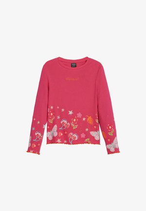 Chemise rose à manches longues avec texture côtelée, ornée de motifs floraux et de papillons, et avec le texte brodé "desigual" près de l'encolure.