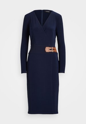 Marineblaues Wickelkleid mit langen Ärmeln, V-Ausschnitt und beigefarbenem Doppelgürtel in der Taille, knielanger Rock.