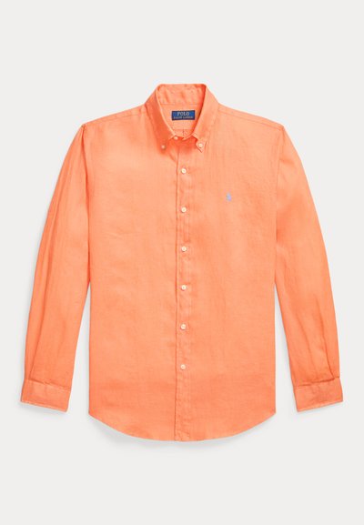 Πορτοκαλί πουκάμισο μακρυμάνικο με κουμπιά και γιακά με κουμπιά, με μικρό κεντημένο λογότυπο στο αριστερό στήθος.