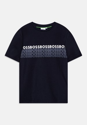 Camiseta de algodón azul marino con un diseño repetido del logotipo "BOSS" en colores contrastantes en la parte delantera. Mangas cortas y cuello redondo.