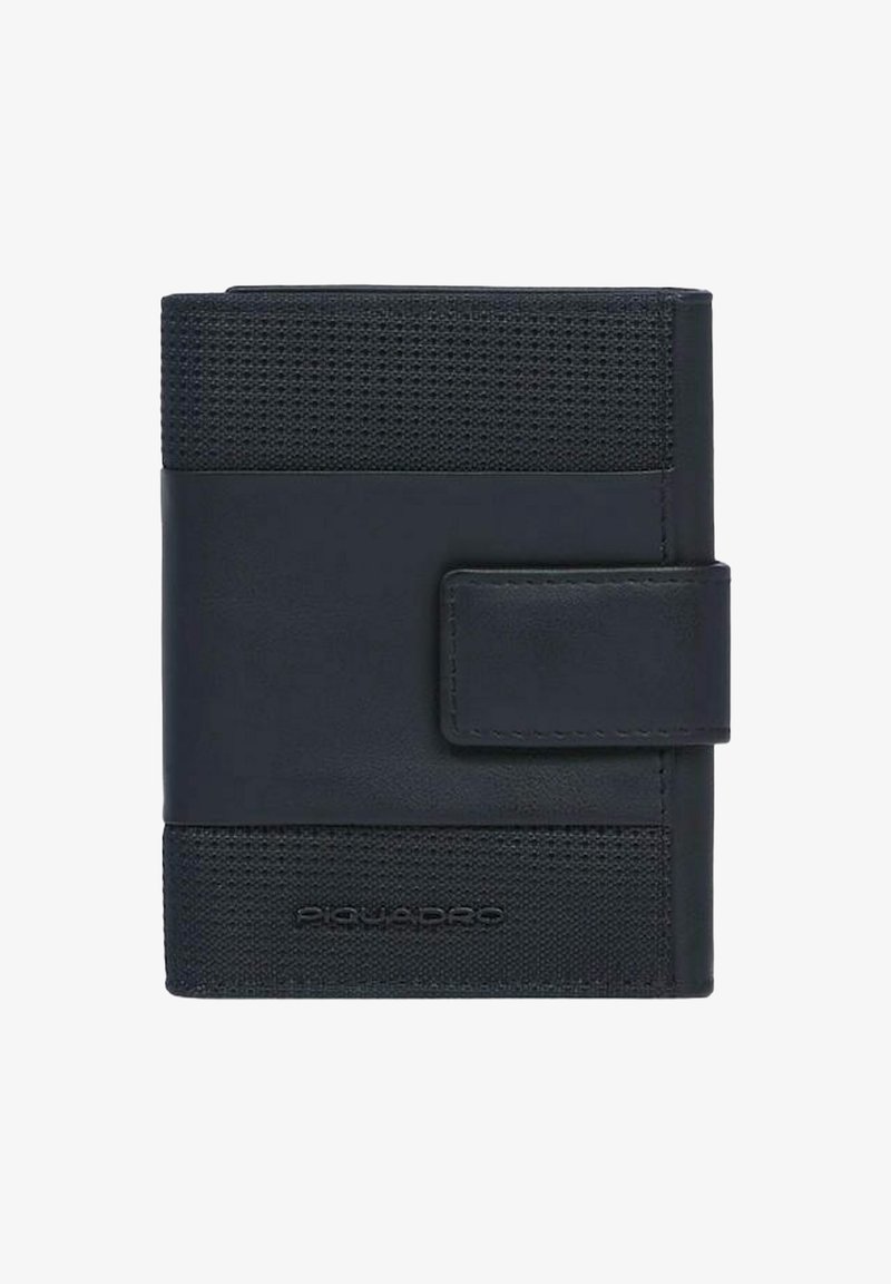 Zwarte portemonnee met een combinatie van gestructureerde stof en glad leer. Ontwerp met omslag, sluiting met gesp en een geperst merklogo.