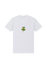 Bílé bavlněné tričko s malým vícebarevným designem čtyřlístku s akcenty zelené, oranžové a bílé barvy na přední straně.