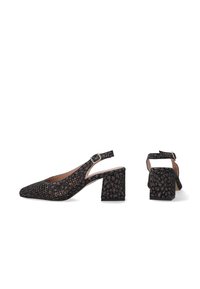 Czarne buty typu slingback z wydłużonym noskiem, z perforowanym wzorem i teksturowanym słupkowym obcasem. Regulowany pasek na kostkę dla lepszego dopasowania.