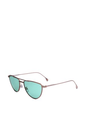 Occhiali da sole con sottili montature in metallo color oro rosa e lenti verdi sfumate in stile aviatore, poggiati inclinati su sfondo bianco.