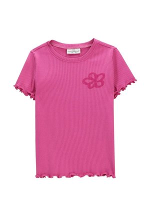 Różowy prążkowany t-shirt z krótkim rękawem, falowanymi brzegami i subtelnym motywem motyla na górnej lewej części klatki piersiowej.