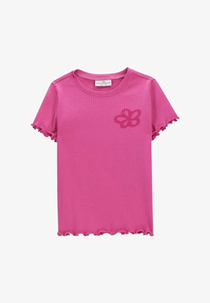 Różowy prążkowany t-shirt z krótkim rękawem, falowanymi brzegami i subtelnym motywem motyla na górnej lewej części klatki piersiowej.