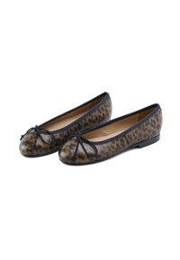 Zapatos planos de estampado de leopardo con punta redonda, ribete negro y un lazo decorativo en la puntera. Fabricados con material sintético.