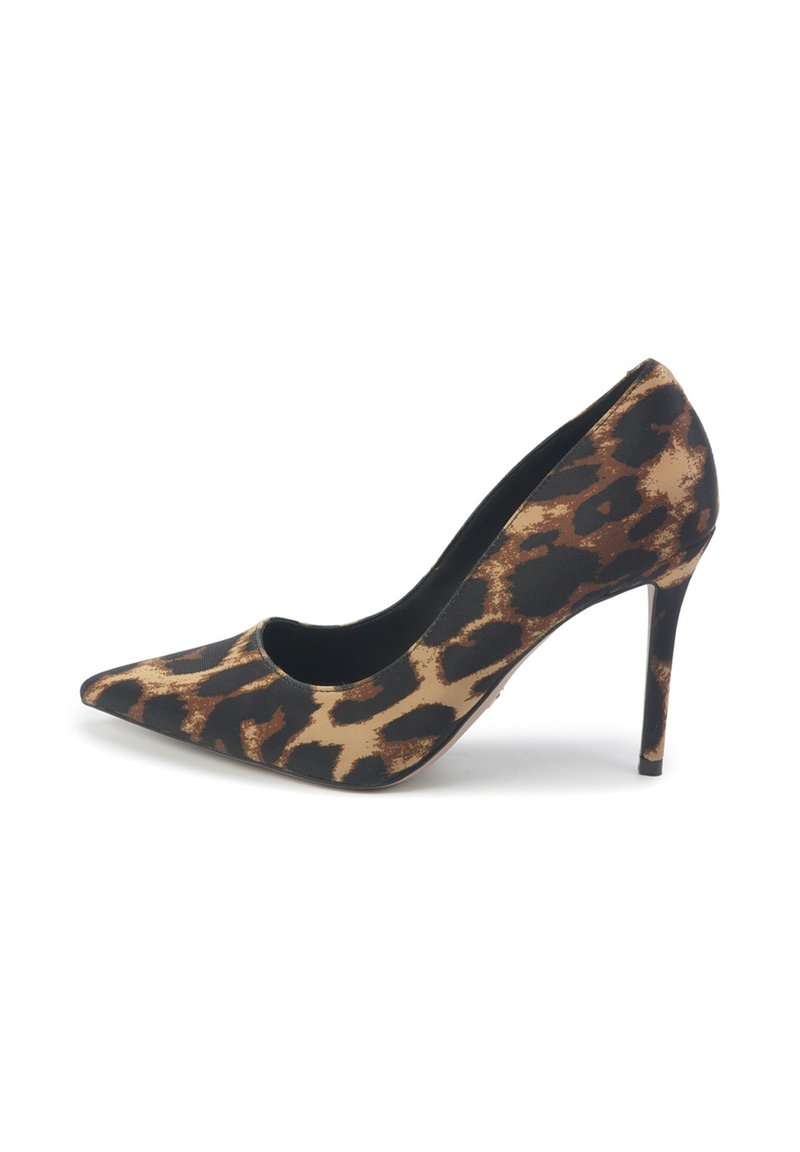 Czółenka na wysokim obcasie w leopardzi wzór, z szpiczastym noskiem, stiletto obcasem, otwartymi bokami oraz gładką teksturą w kolorach czarnym i beżowym.