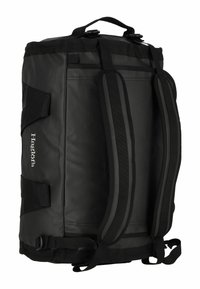 Zwarte duffelbag met externe riemen, versterkte stiksels en duurzaam materiaal. Voorzien van een handvat aan de bovenkant en verstelbare schouderbanden.