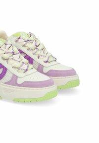 Sneaker mit einem weißen Mesh-Obermaterial, lavendelfarbenen Wildlederakzenten und grüner Gummisohle. Sie besitzen dicke Schnürsenkel mit einem lila und grünen Muster.