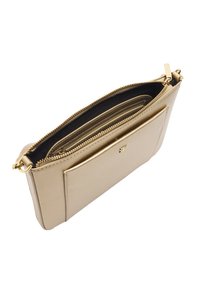 Złota metaliczna kopertówka z zamknięciem na zamek, o gładkiej fakturze, zewnętrzną kieszenią i podszewką z tkaniny. W zestawie ozdobny element sprzętowy.