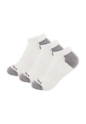 Trois paires de chaussettes blanches basses avec talons et orteils gris disposées en rangée sur un fond blanc.
