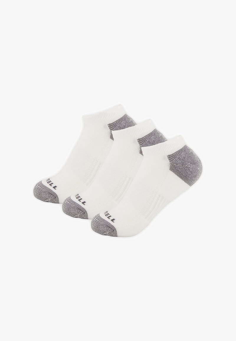 Trois paires de chaussettes blanches basses avec talons et orteils gris disposées en rangée sur un fond blanc.