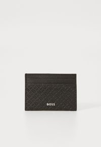 Cardholder negru din material texturat, cu embosare geometrică, multiple sloturi pentru carduri și un logo argintiu pe față.