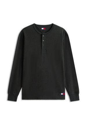 Mustast pikast varrukast vahvlilõikega Henley särk, millel on kolm nööpi ning Tommy Jeansi logoga plaastrid krael ja äärel.