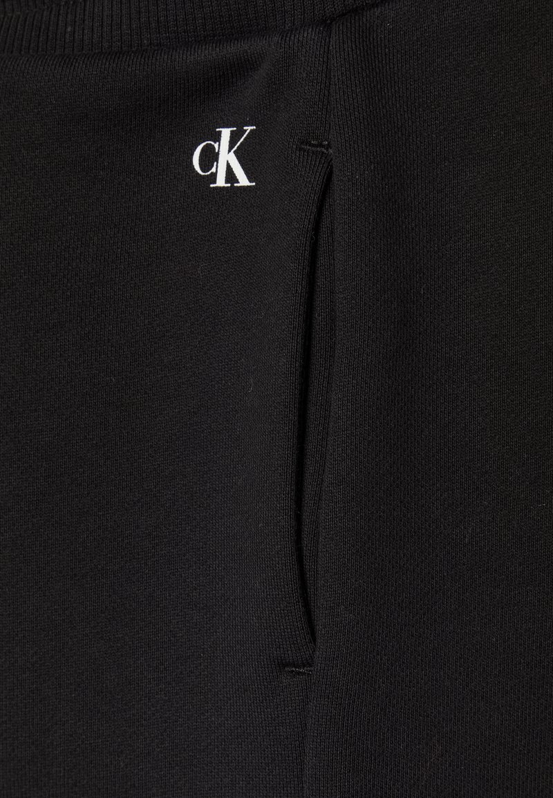 Kinder Stoffhosen | Calvin Klein Jeans INSTITUTIONAL LOGO Jogginghose black/schwarz - LI44217 Kinder Stoffhosen | Calvin Klein Jeans INSTITUTIONAL LOGO Jogginghose black/schwarz - LI44217