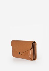 Braune Lederbrieftasche mit überklappbarer Klappe, die durch einen einzigen schwarzen Druckknopf gesichert ist, auf weißem Hintergrund geschlossen dargestellt.