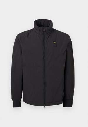 Μαύρο μπουφάν με φερμουάρ, ψηλό γιακά, μακριά μανίκια και μικρό ορθογώνιο λογότυπο στο αριστερό στήθος και μανίκι.