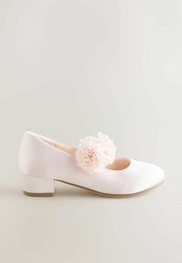Világos rózsaszín szatén balettcipő kerek orral és alacsony blokk sarokkal. Az elején egyetlen puha rózsaszín virág díszít látható.