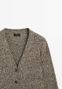 Brązowy sweter z dzianiny z dekoltem w serek, dwoma ciemnymi guzikami i teksturowanym wzorem, wykonany w 100% z bawełny. Lekki i casualowy design.