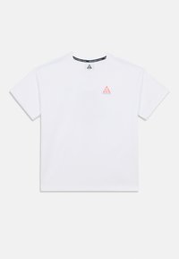 Λευκό βαμβακερό μπλουζάκι με κλασική εφαρμογή, που διαθέτει ένα μικρό κόκκινο λογότυπο σε σχήμα τριγώνου στο αριστερό στήθος και μαύρη λεπτομέρεια στον λαιμό. Κοντά μανίκια.