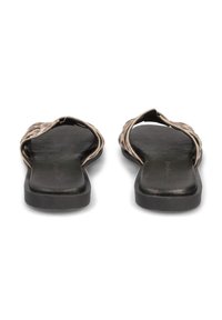 Zwarte platte sandalen met gewoven lichtbruine banden over de bovenkant. Voorzien van een gladde matte afwerking en een gevoerde zwarte zool.