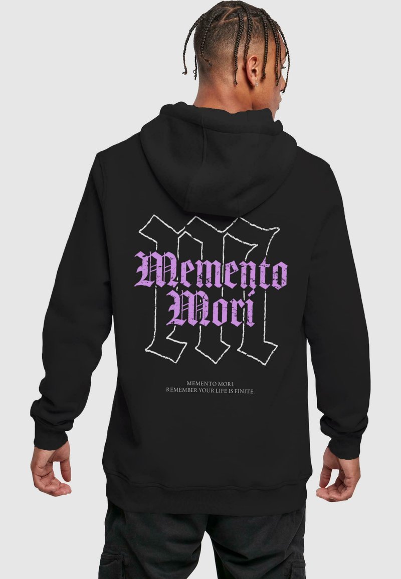 Svart hettegenser med teksten "Memento Mori" i lilla gotisk skrift. Bakdesignet har tilleggstekst med hvit omriss.