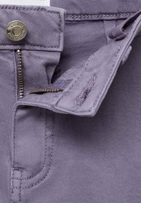 Vijolična jeans tkanina s zadrgo in kovinsko opremo ter gumbom za zapiranje. Podrobno šivanje in vidna zgornja žep.