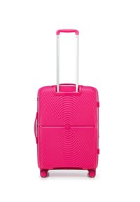 Maleta de plástico de color rosa brillante con un diseño estriado, mango retráctil y cuatro ruedas para mayor movilidad. Esquinas reforzadas y cierre de cremallera.