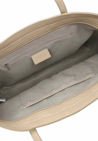 Beige leren tas met een geprofileerde buitenkant, zachte grijze stoffen interieur, ritsvak en merklabel. Ronde vorm met stevige handvaten.