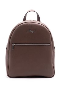 Zaino in pelle marrone con forma arrotondata, superficie testurizzata, tasca anteriore con zip e un accento minimalista del logo. Spallacci regolabili.