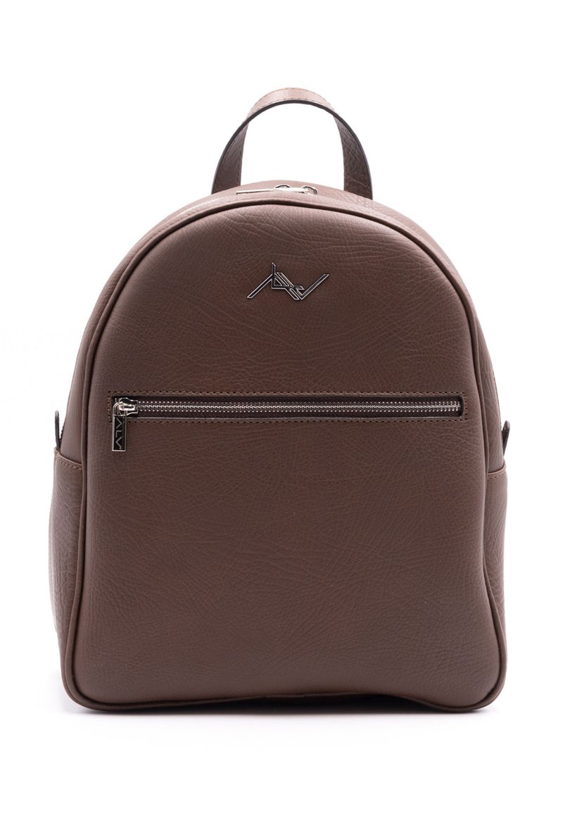 Zaino in pelle marrone con forma arrotondata, superficie testurizzata, tasca anteriore con zip e un accento minimalista del logo. Spallacci regolabili.