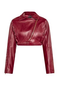 Giacca cropped in pelle rossa con colletto, zip frontale asimmetrica e maniche lunghe con polsini zippati. Texture liscia, design elegante.