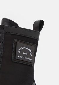 KARL LAGERFELD Kotníkové boty na platformě - black