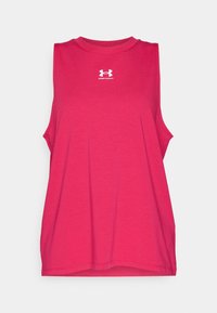 Top atlético sin mangas de un brillante color rosa, con el logo de Under Armour centrado cerca del escote, fabricado en un tejido suave y ligero.