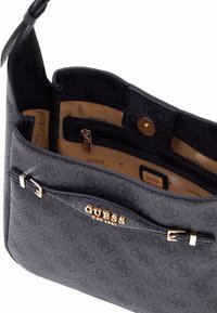 Borsa a tracolla nera con texture, caratterizzata da un logo dorato, una tasca con zip e un interno di tono più chiaro con un motivo a ripetizione del brand.