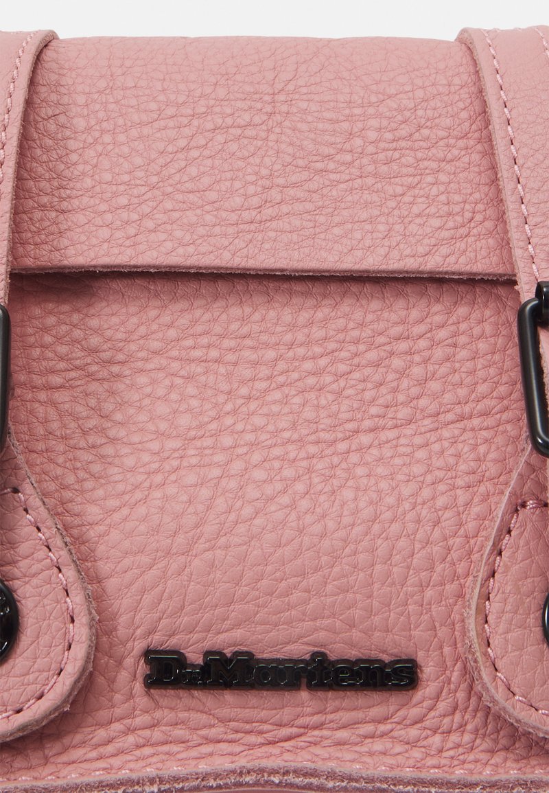 Dr. Martens 7