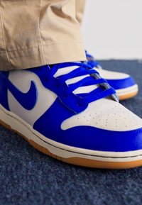 Nike Sportswear DUNK RETRO SE - Høye joggesko - phantom/racer blue/pale ivory/gum yellow/obsidian