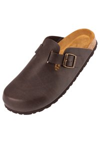 Bruine leren klomp met een brede opening, verstelbare band met een gesp, en een gewatteerde kurken voetbed met een gestructureerde zool.