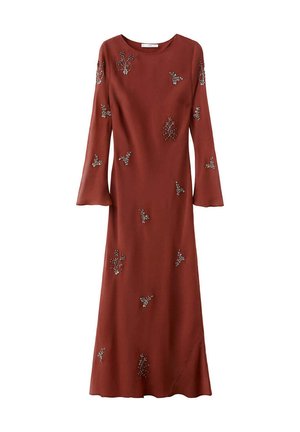 Vestido largo color óxido con mangas largas y pequeños adornos florales plateados dispersos.