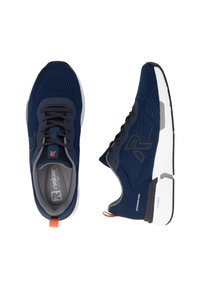 Marineblaue Mesh-Sneaker mit grauen Akzenten, schwarzen Schnürsenkeln und orangefarbenem Fersenlasche. Verfügen über eine gepolsterte Sohle und ein flexibles Design für Komfort.