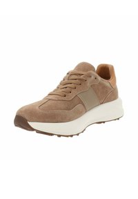 Sneaker in suede marrone con dettagli in pelle beige, allacciatura frontale, colletto imbottito alla caviglia e suola spessa bianca, inquadrato per mostrare il profilo e la parte anteriore.