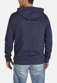 Marineblauwe hoodie met een trekkoordcapuchon, ribgebreide manchetten en zoom. Zachte stoftextuur, effen kleur en geen zichtbare patronen of accenten.