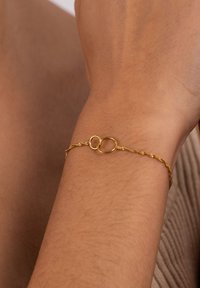 Goldene Kettenarmband mit ovalem Verschluss, strukturiertem Kettendesign und einem zarten, minimalistischen Look.