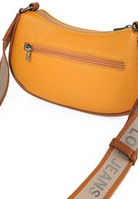 Bolso cruzado de cuero texturizado amarillo con un cierre superior con cremallera y un bolsillo en la parte frontal. Cuenta con una correa ajustable marrón con acentos impresos.